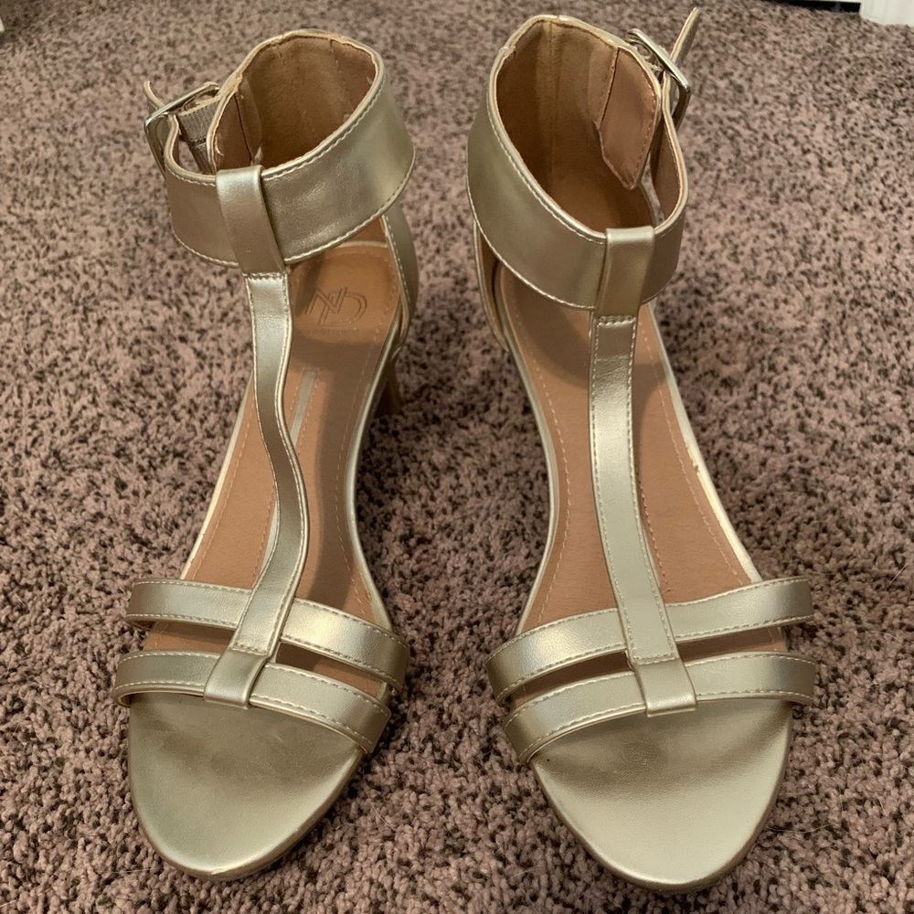 Womens shoes gold low heel